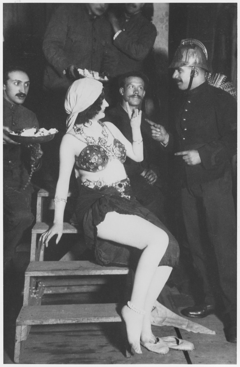 Mata Hari dietro le quinte con un pompiere, c.1905 da French Photographer