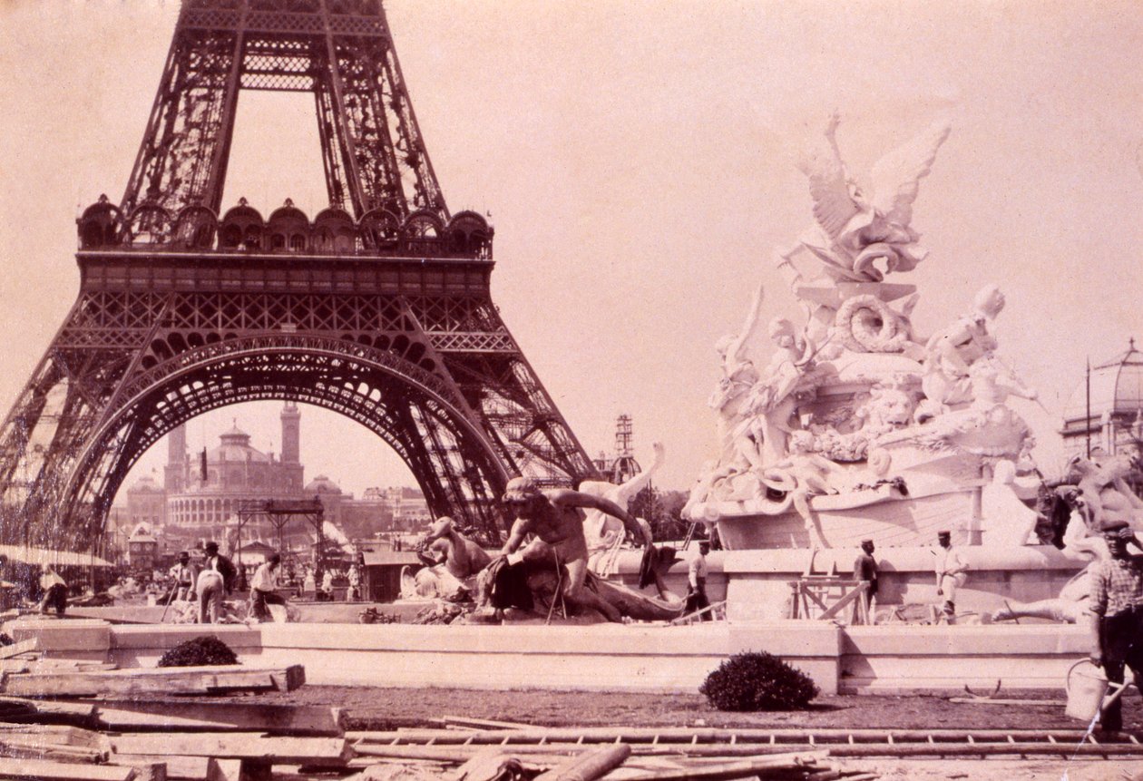 Uomini che costruiscono la Fontana St. Vidal vicino alla Torre Eiffel, c.1888 da French Photographer