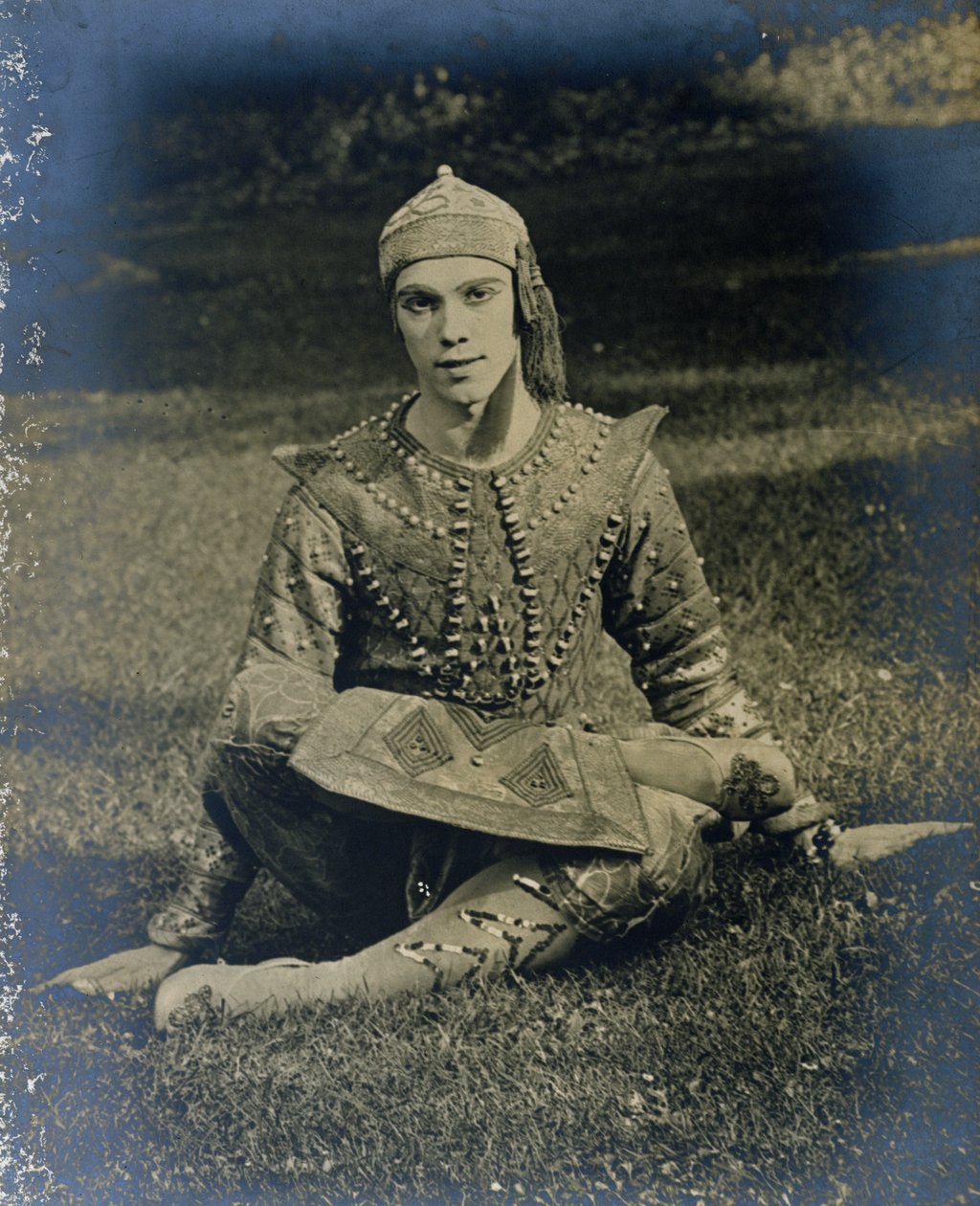 Nijinsky seduto a gambe incrociate, vestito come il principe Igor da French Photographer