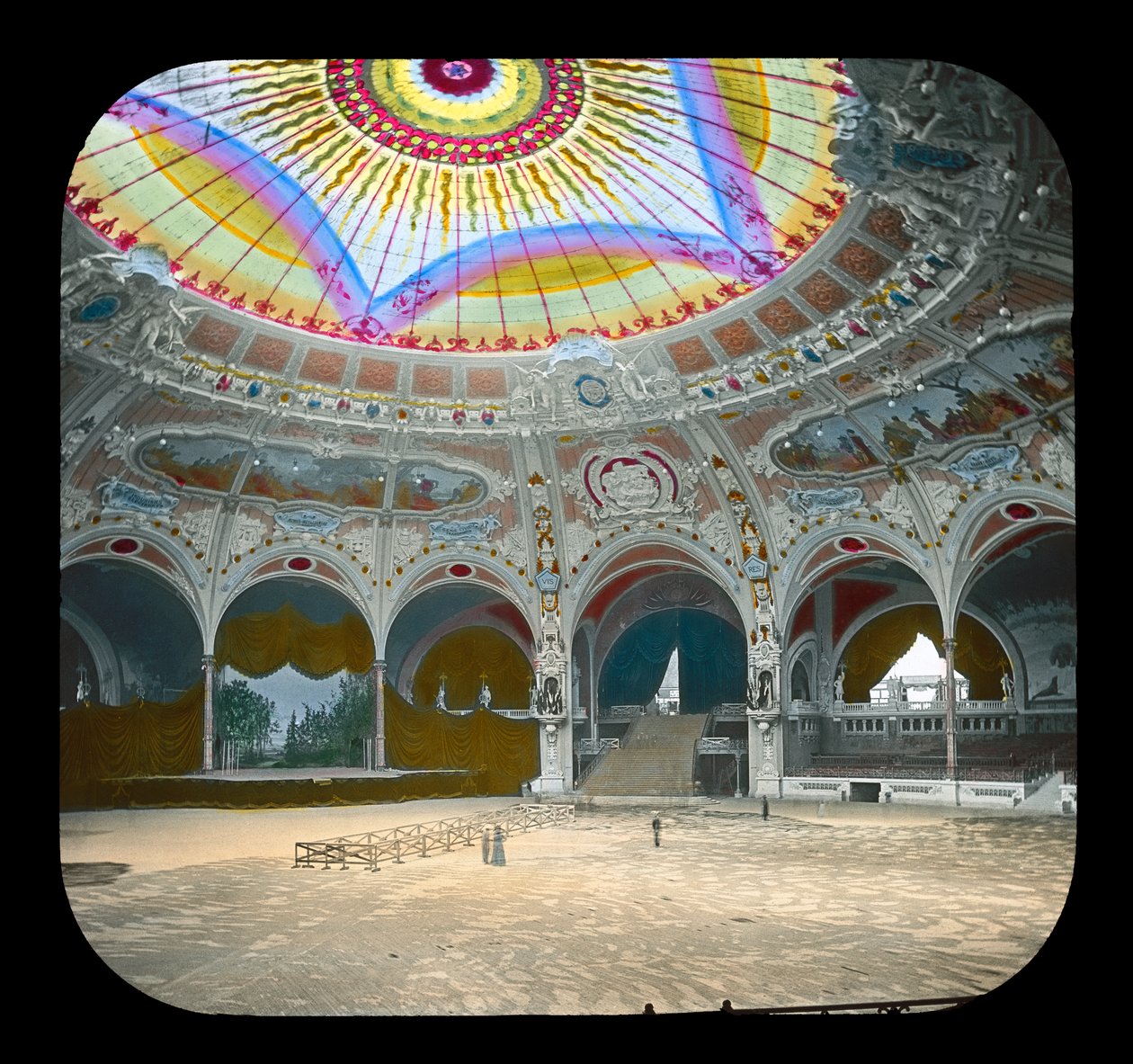 Esposizione di Parigi: Salle des Fetes, 1900 da French Photographer