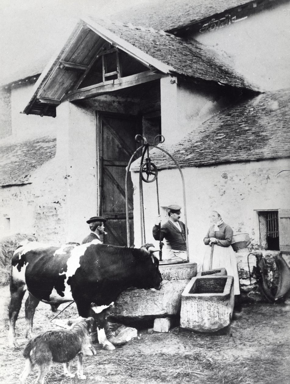 Contadini intorno a un pozzo, in un cortile di una fattoria, c.1860-70 (foto b/n) da French Photographer