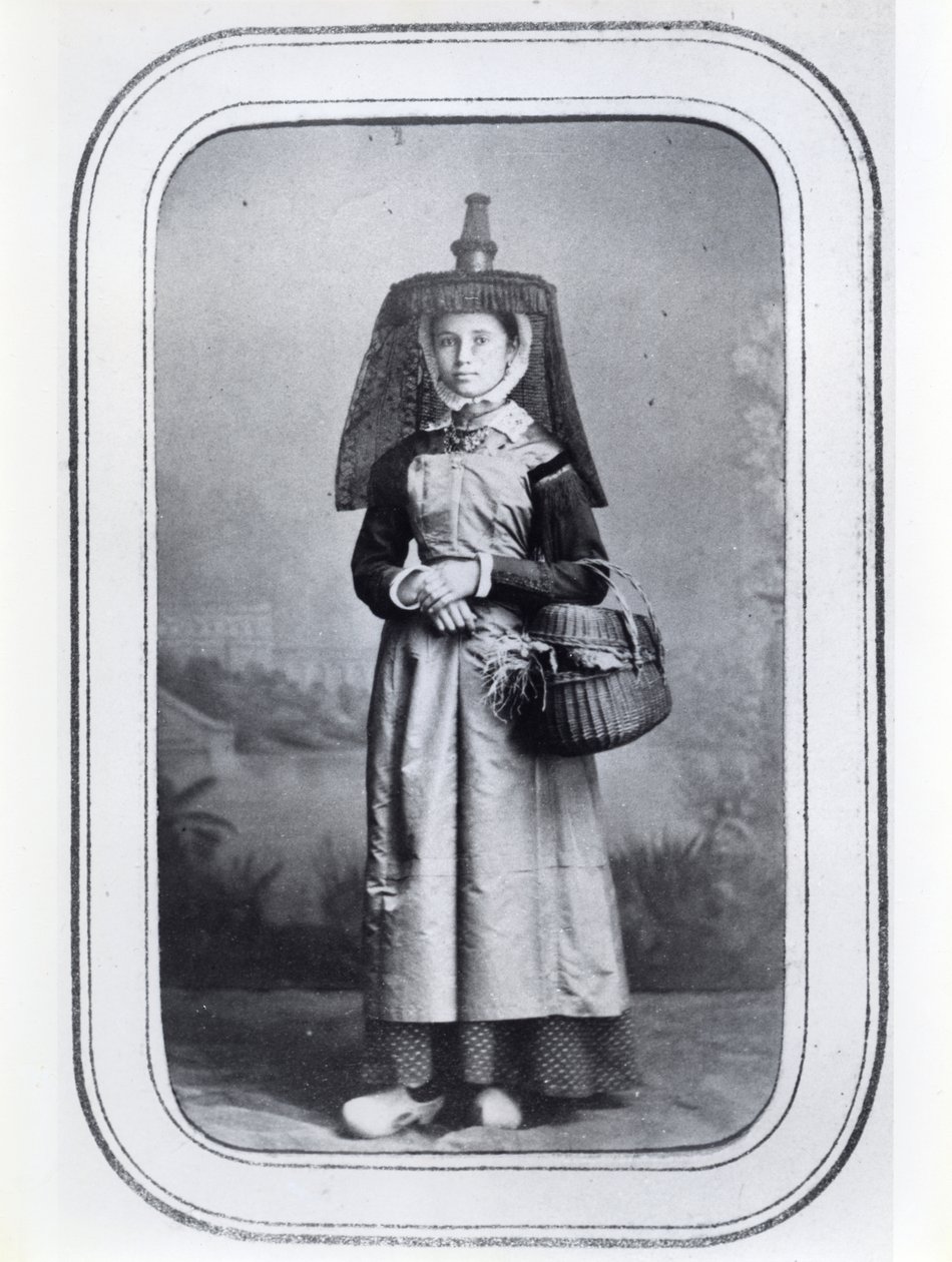 Biglietto da visita fotografico che mostra un costume regionale francese, c.1860-70 (foto in b/n) da French Photographer