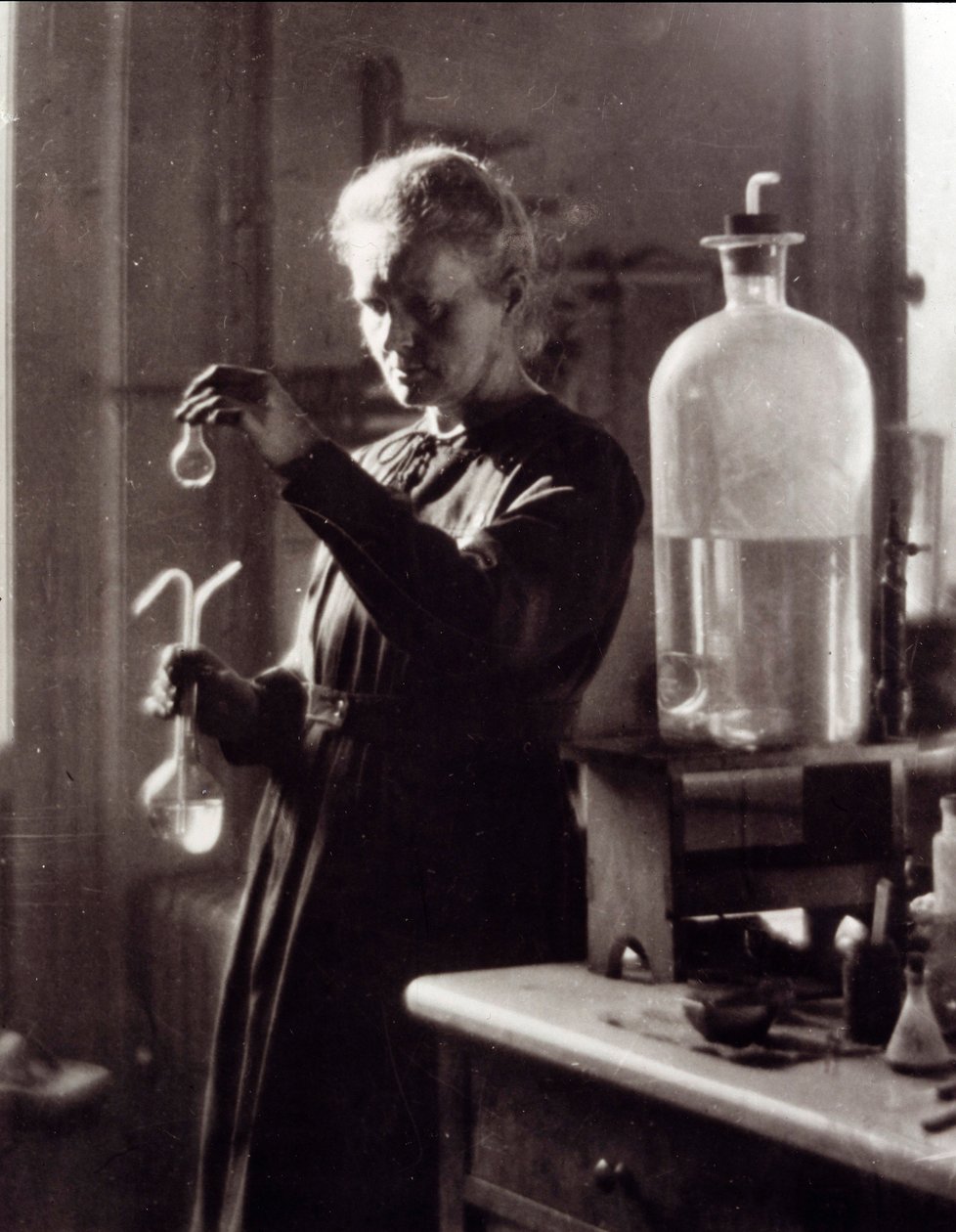 Ritratto della fisica Marie Curie (1867-1934) nel suo laboratorio nel 1925 (foto) da French Photographer