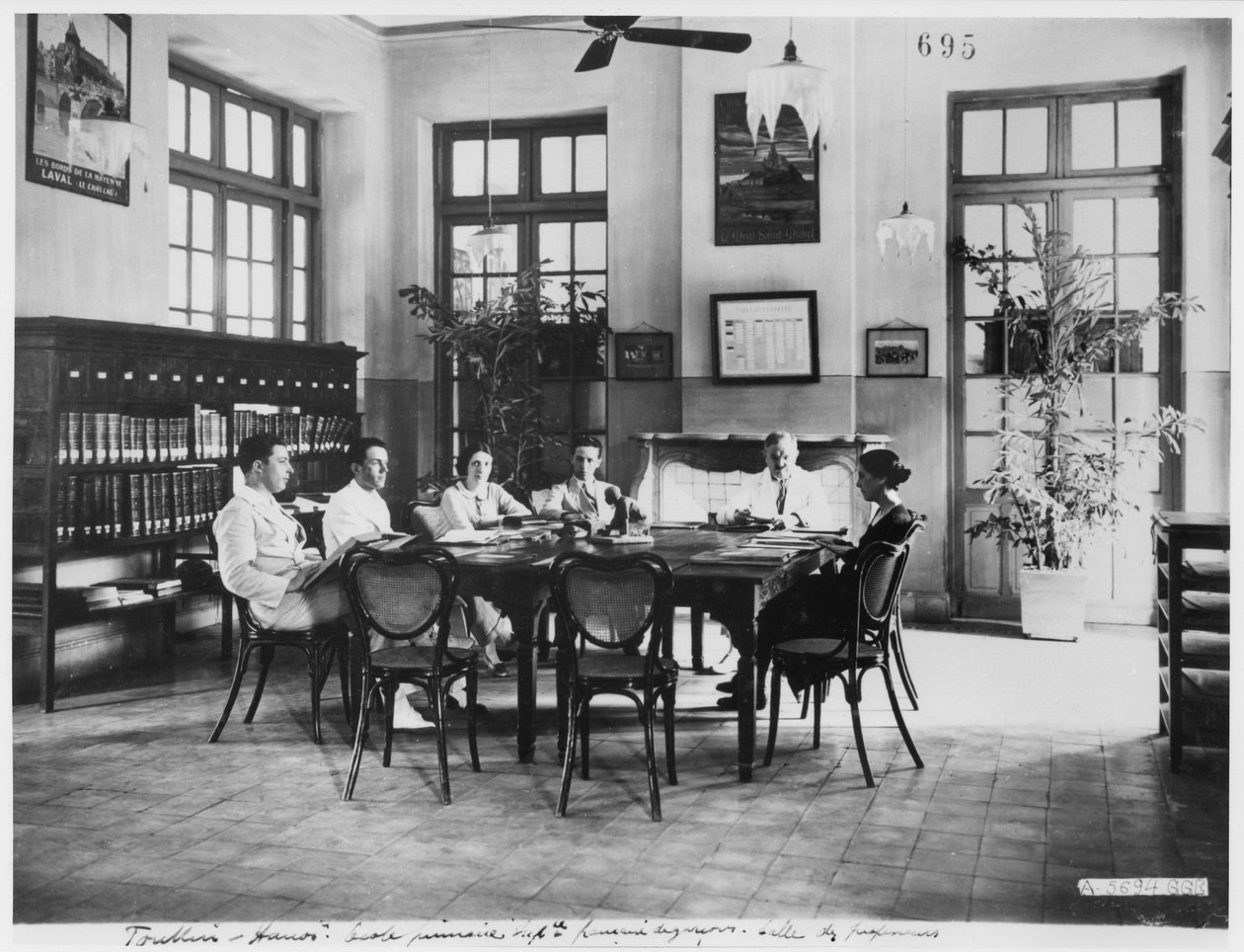 Scuola primaria per ragazzi a Hanoi, c.1920 da French Photographer