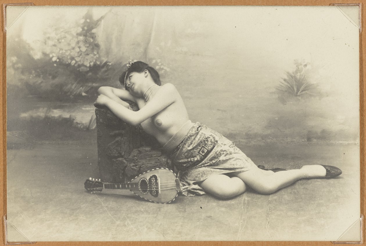 Donna reclinata con mandolino, c.1895 da French Photographer