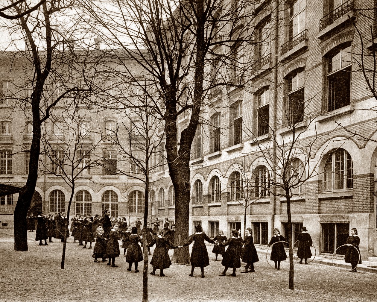 Corte ricreativa della scuola di Madame de Saisseval (Carcado - Saisseval) a Parigi alla fine del XIX secolo da French Photographer