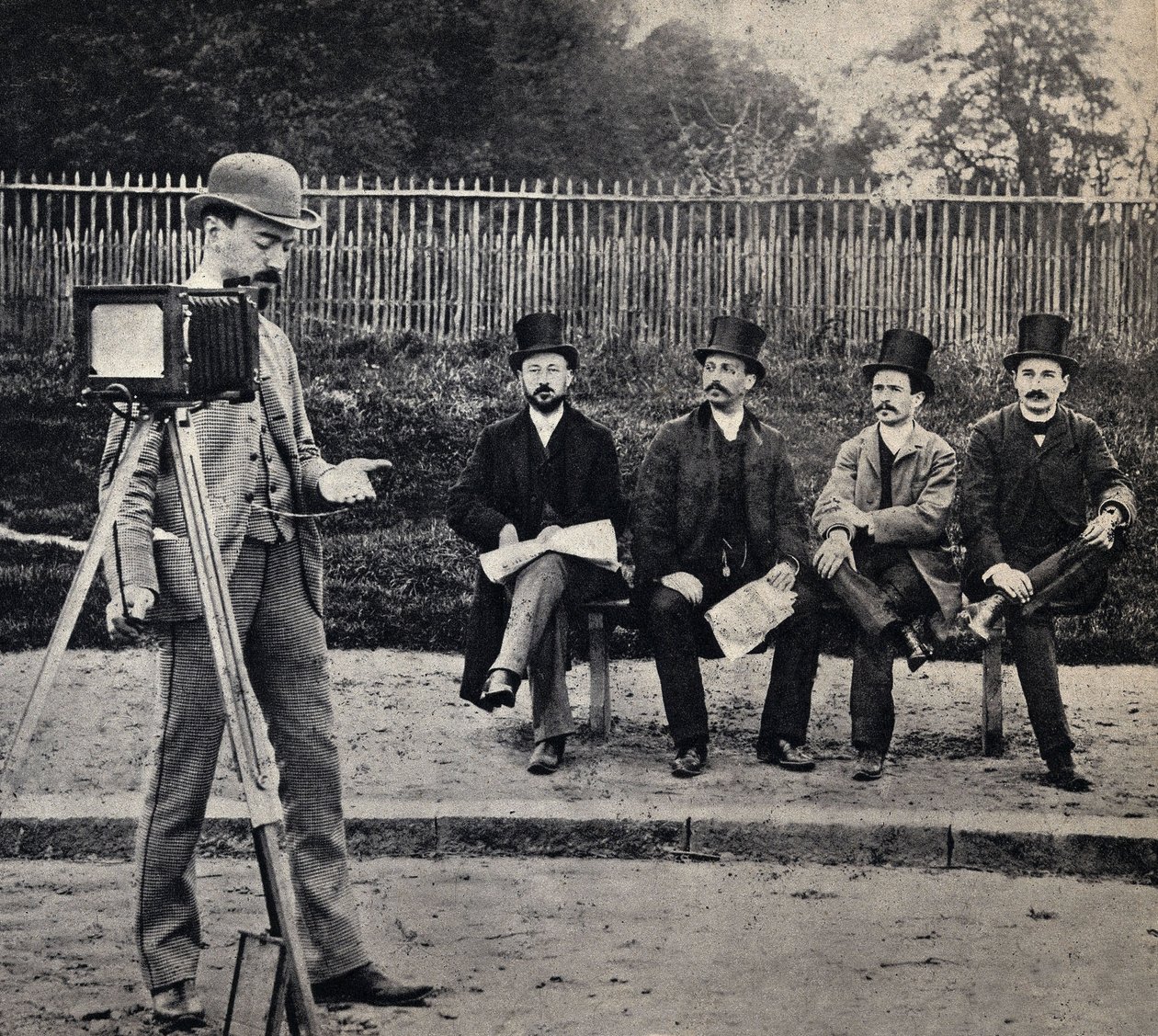 Scena dalla vita di un fotografo, "il fotografo fotografa". Fotografia, fine XIX secolo, Parigi. Coll. Selva da French Photographer