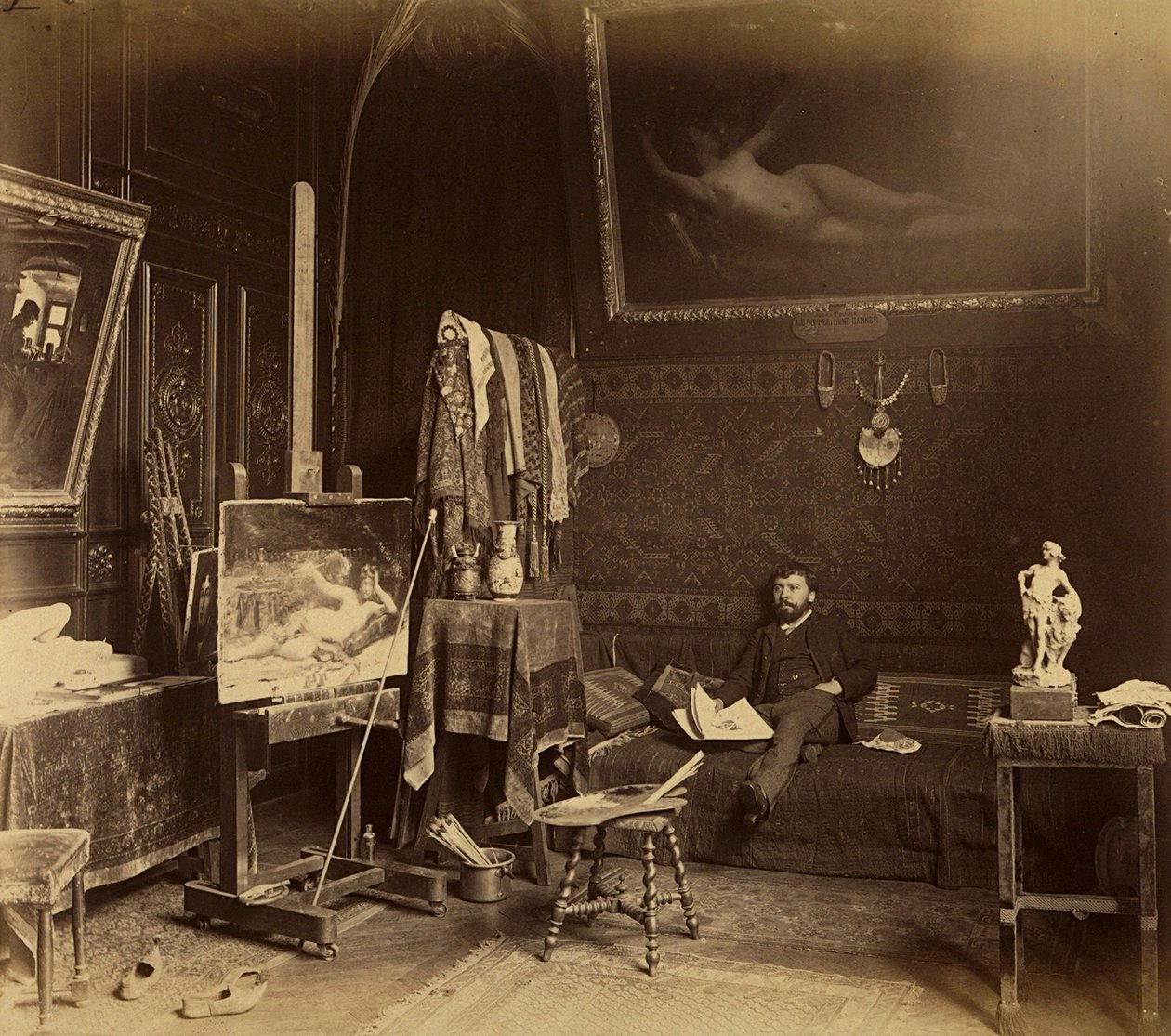 Il pittore Toulot nel suo studio da French Photographer