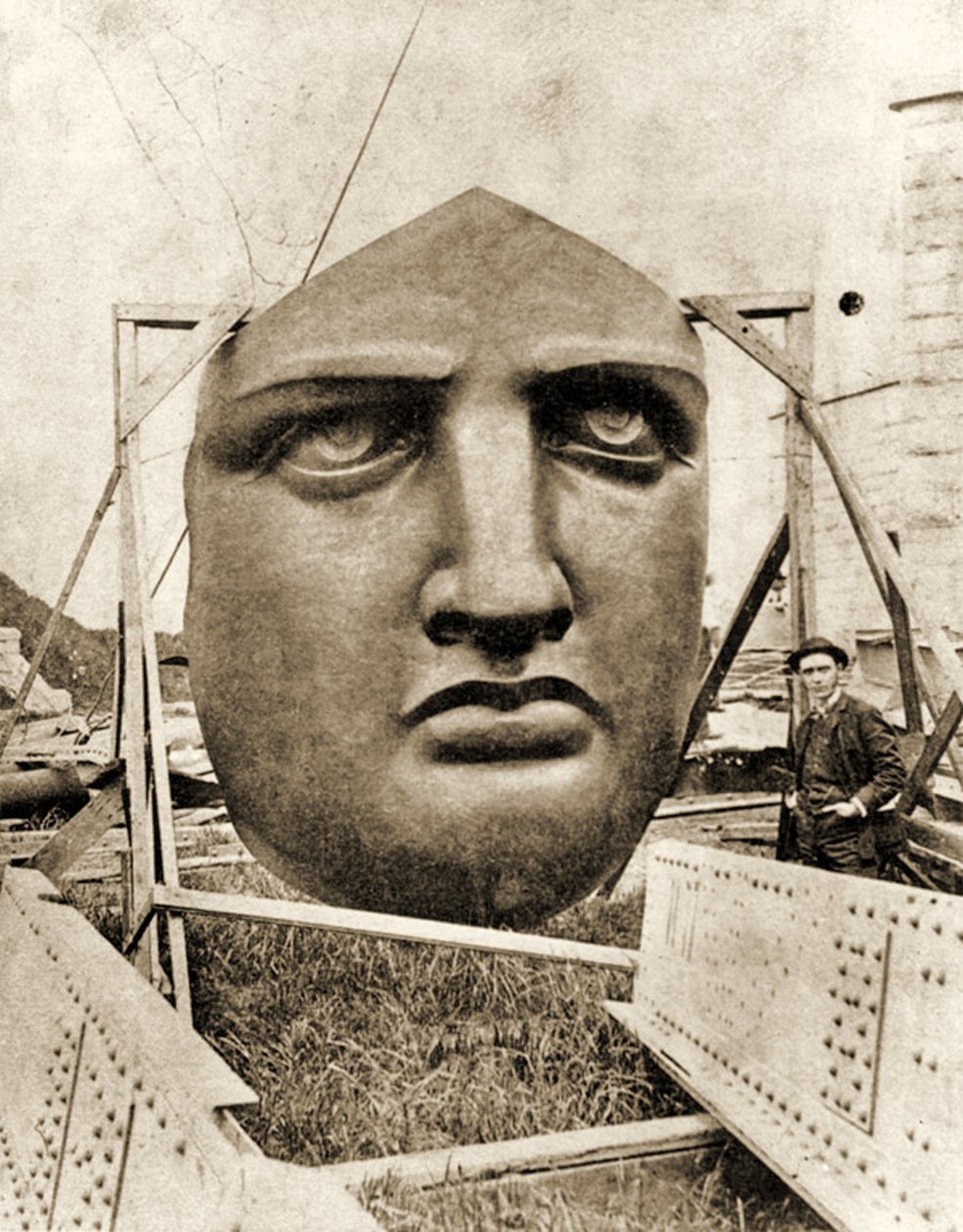 La costruzione della Statua della Libertà, (dettaglio) del volto, c.1876 da French Photographer