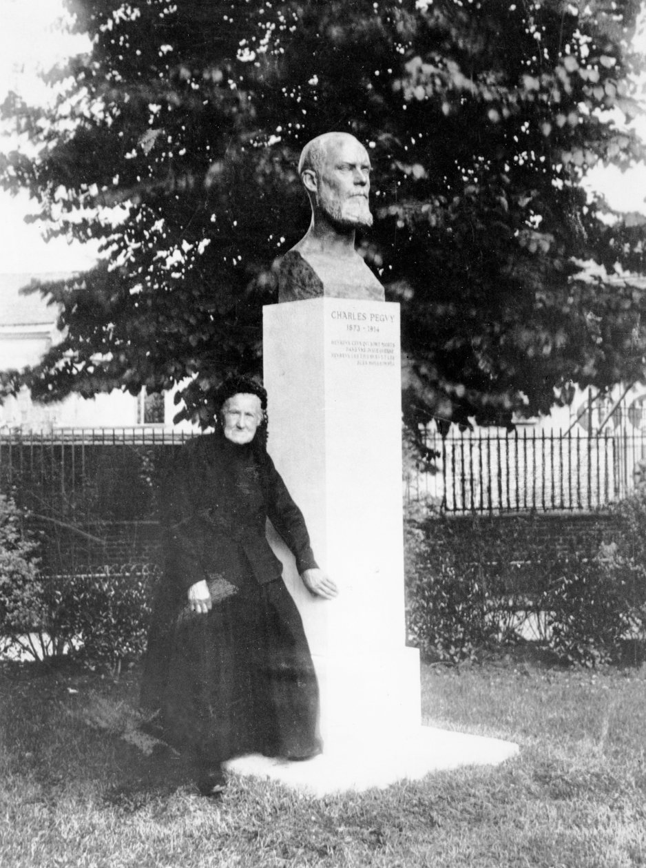 La madre di Charles Péguy al suo monumento da French Photographer