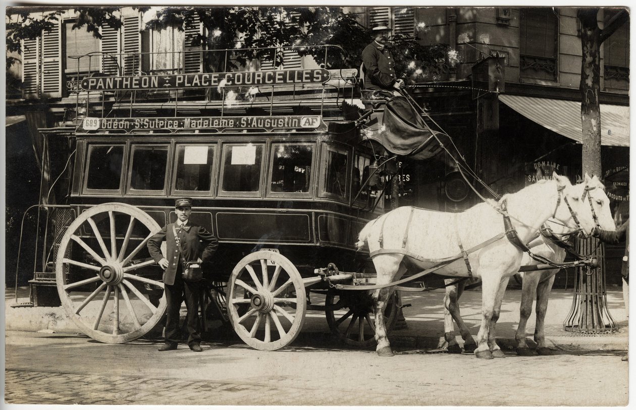 La patache (carrozza collettiva a cavalli) della linea Pantheon Place Courcelles, Parigi, con patachon (carrozza) e ricevitore. Cartolina dell