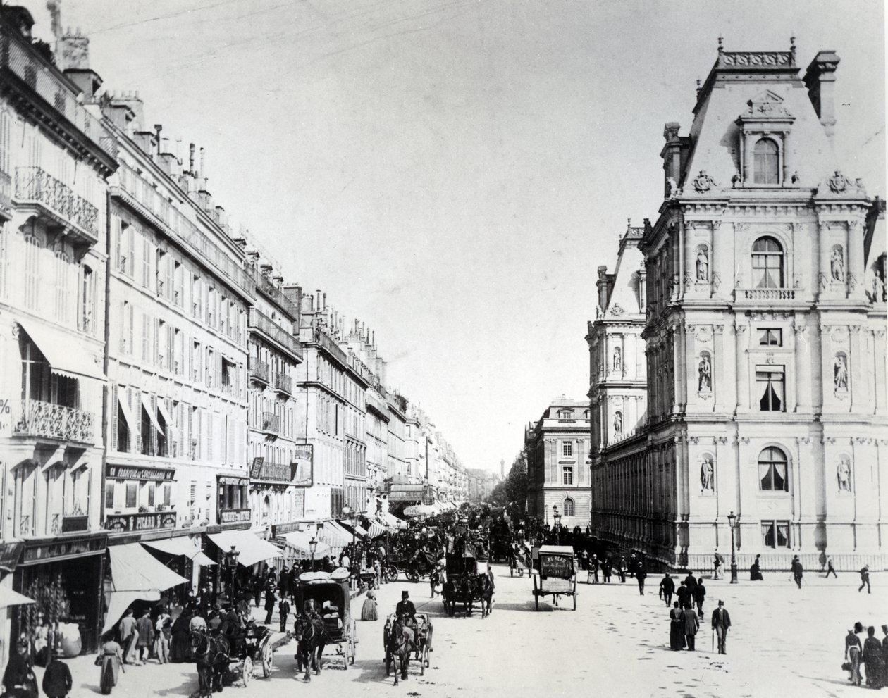 La rue de Rivoli e il nuovo Hotel de Ville, c.1882 da French Photographer