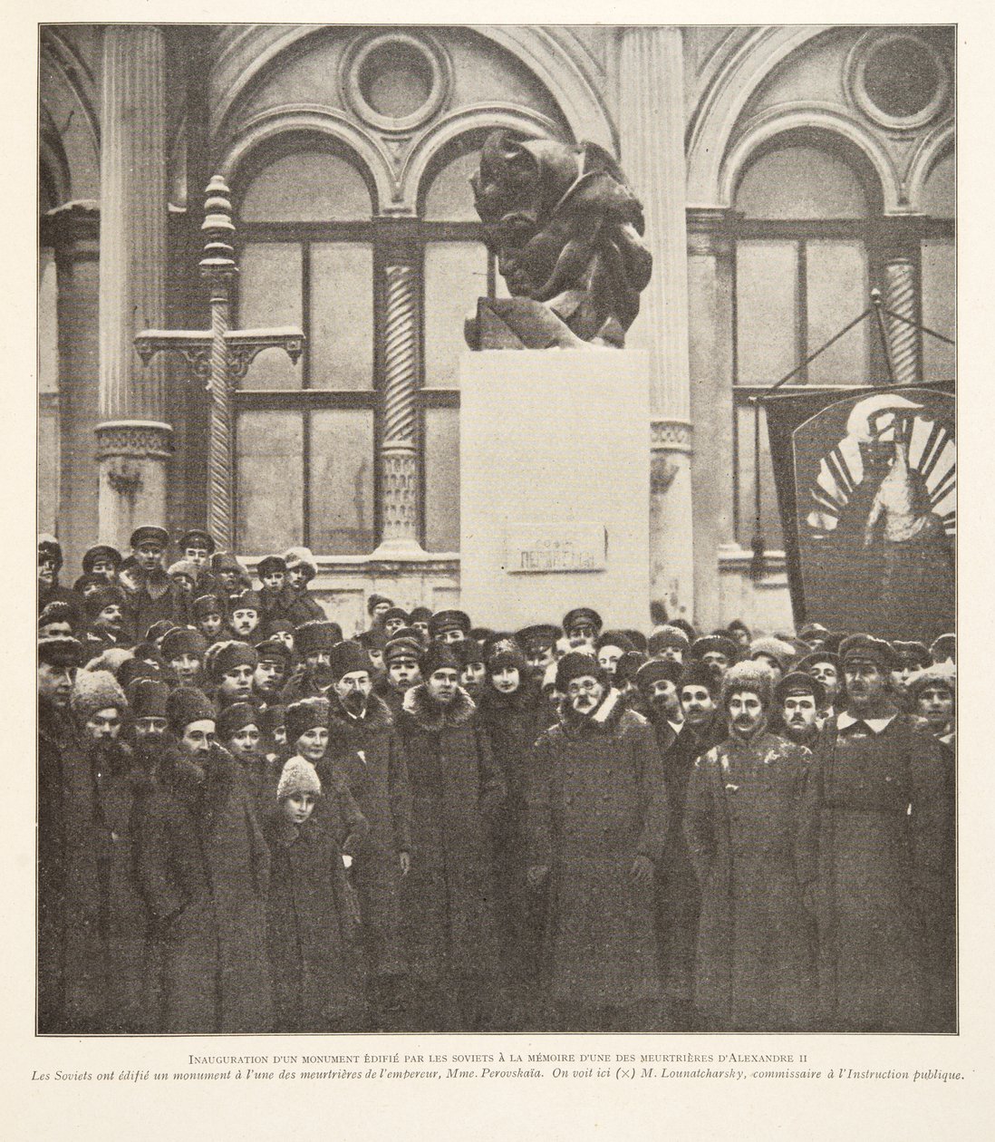 Inaugurazione di un monumento eretto dai sovietici in memoria di uno degli assassini di Alessandro II, da Histoire des Soviets, pub. 1922 (litografia) da French Photographer