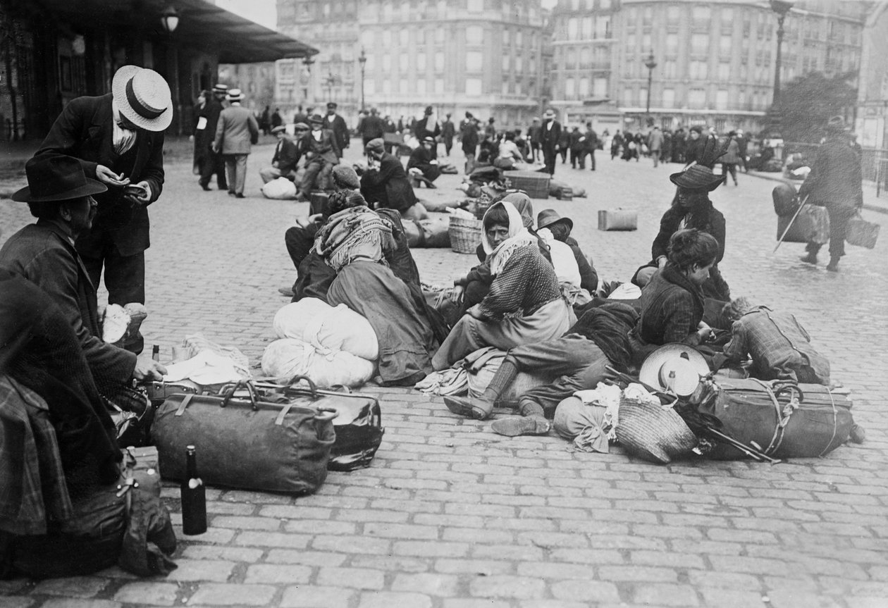 Rifugiati di guerra, Gare de Lyon, Parigi, 1914 da French Photographer