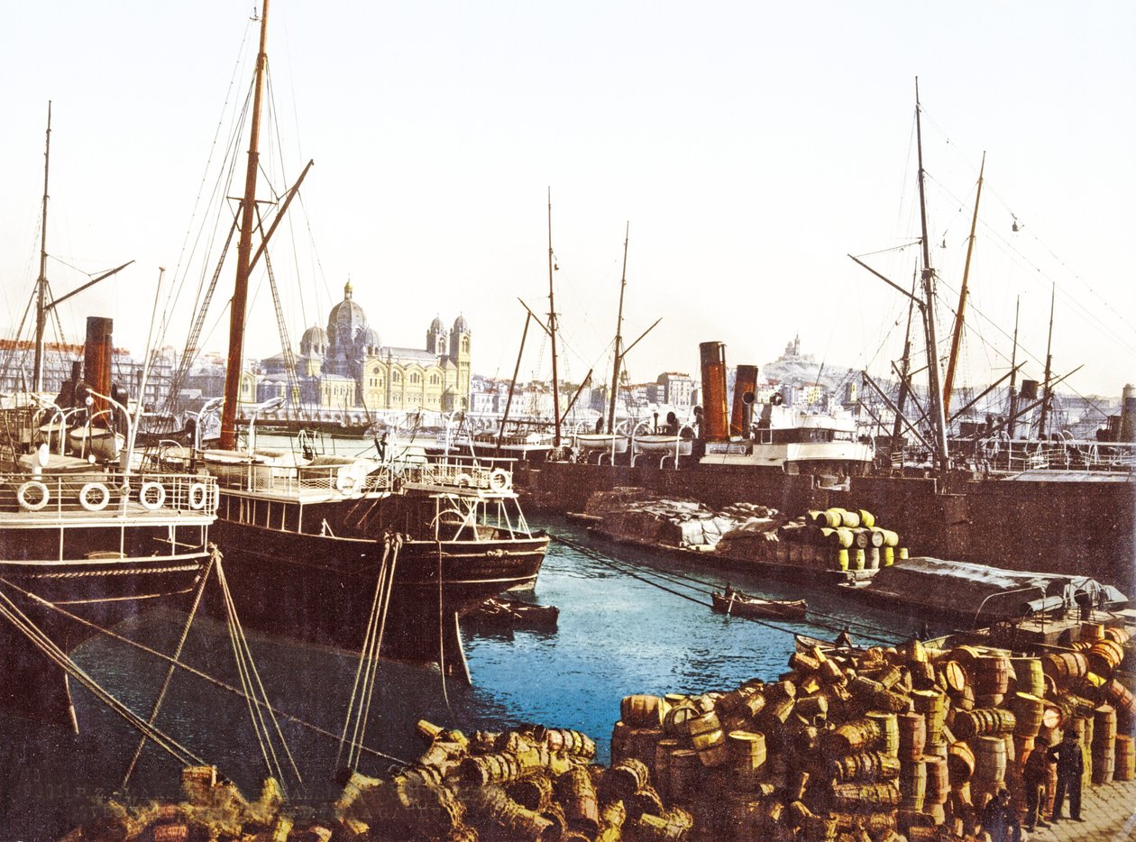 Botti di vino e barche al molo di Marsiglia con la Cattedrale di Marsiglia sullo sfondo, pub. 1890-1900 da French Photographer