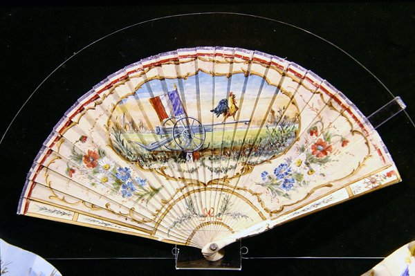 Ventaglio patriottico della Prima Guerra Mondiale del fabbricante di ventagli parigino, Maison Kees da French School