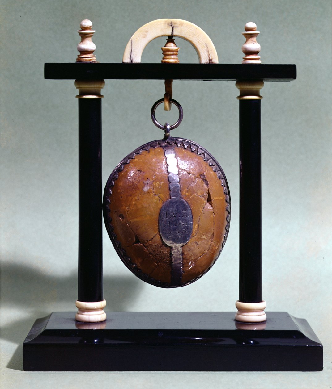 Un bezoar su un supporto, 1651 da French School
