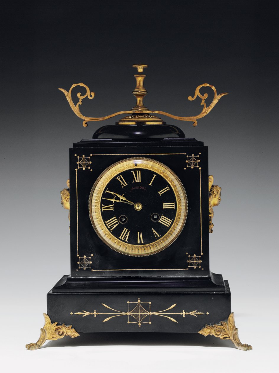 Orologio da mensola in pietra composita nera, con decorazioni incise, con gambe, pinnacoli e raccordi in ottone dorato, di Jausions di Pau, Francia, c.1876-78 da French School