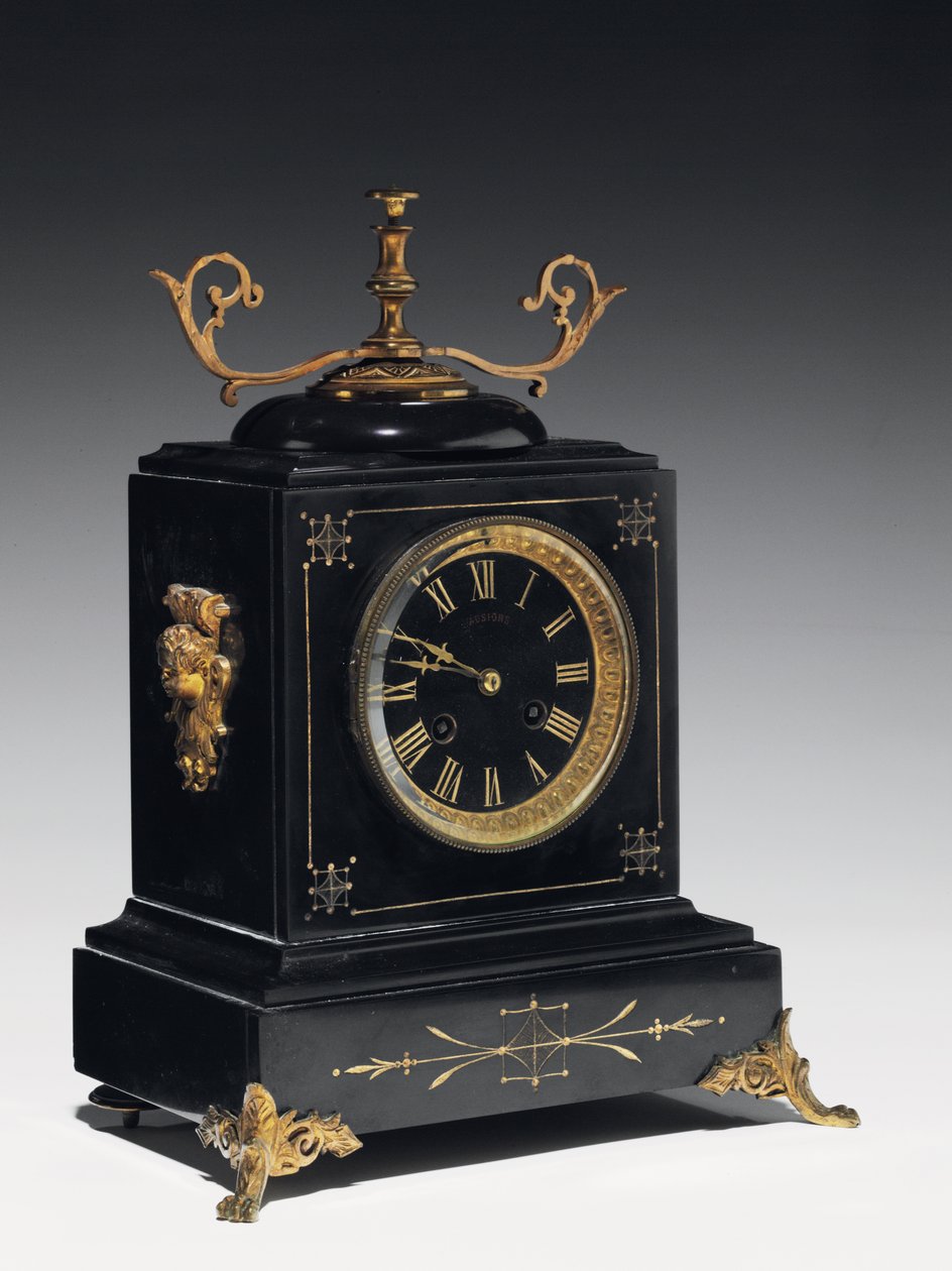 Un orologio da mensola in pietra composita nera, con decorazioni incise, con gambe, pinnacoli e raccordi in ottone dorato, di Jausions di Pau, Francia da French School
