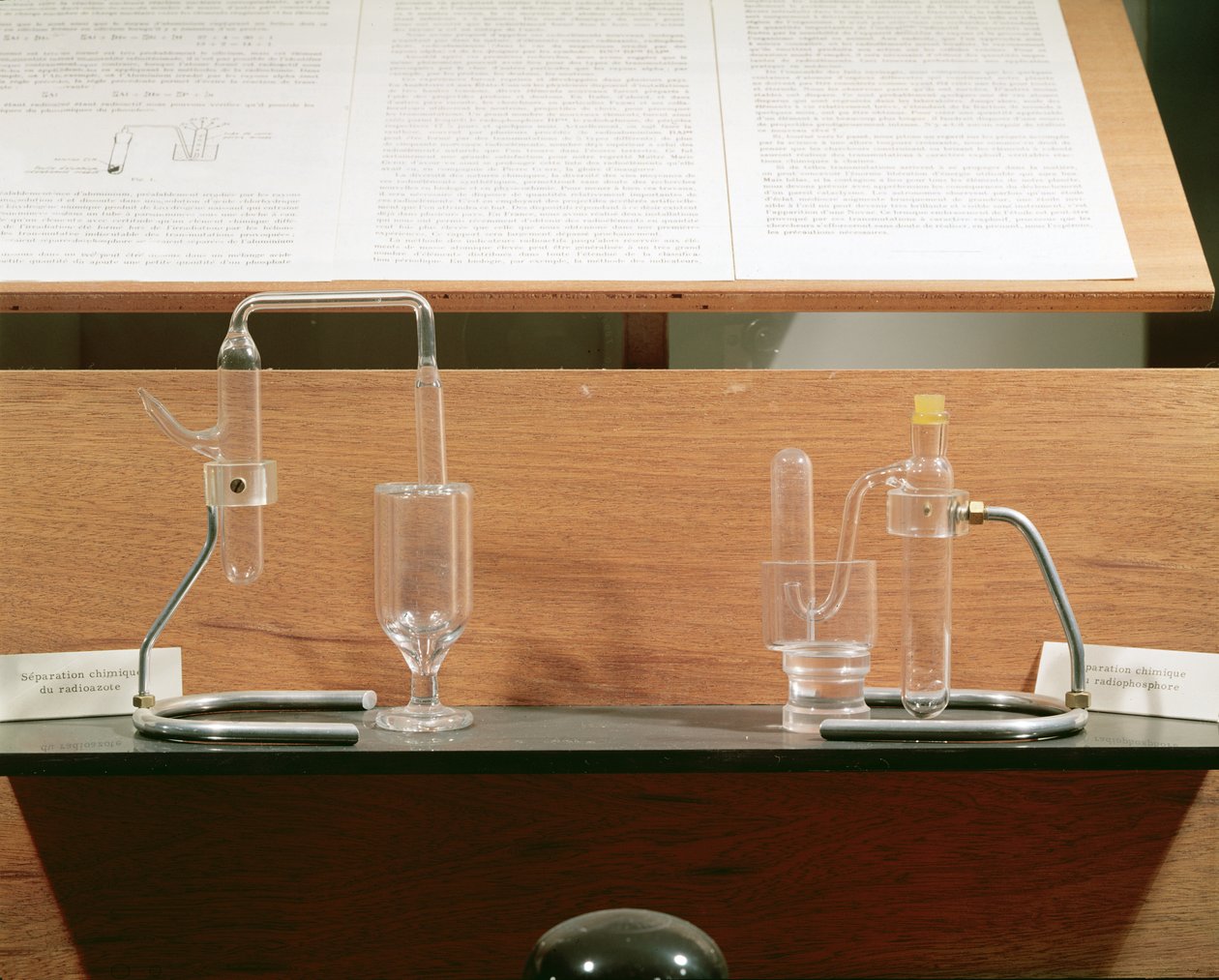 Apparecchio usato da Jean Frederic (1900-58) e Irene Joliot-Curie (1897-1956) per scoprire la radioattività artificiale, c.1934 da French School