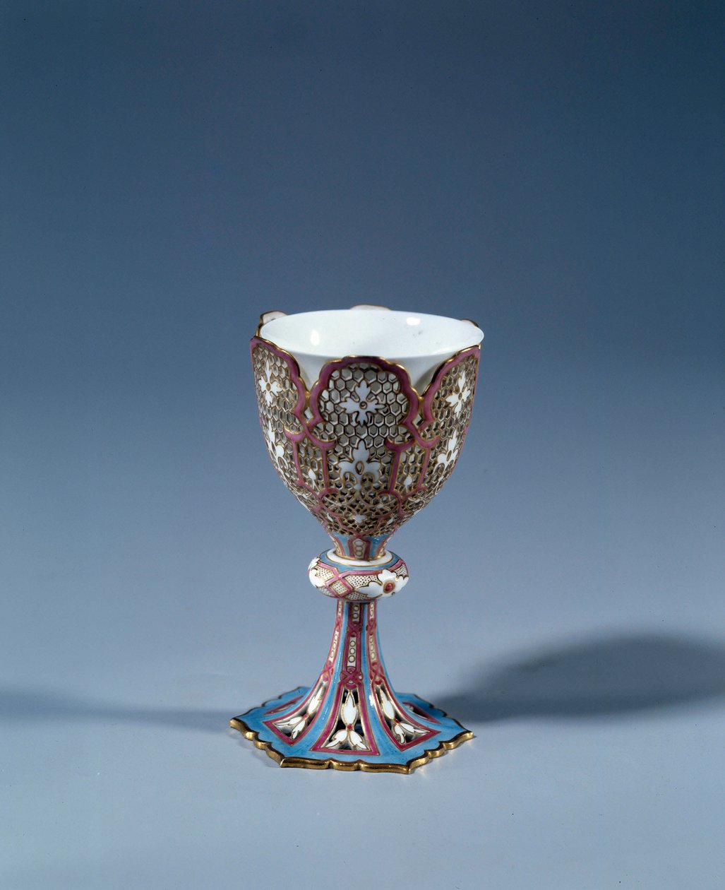 Arte francese: Tazza su supporto mobile tagliata a formare un espositore. Porcellana dura da French School