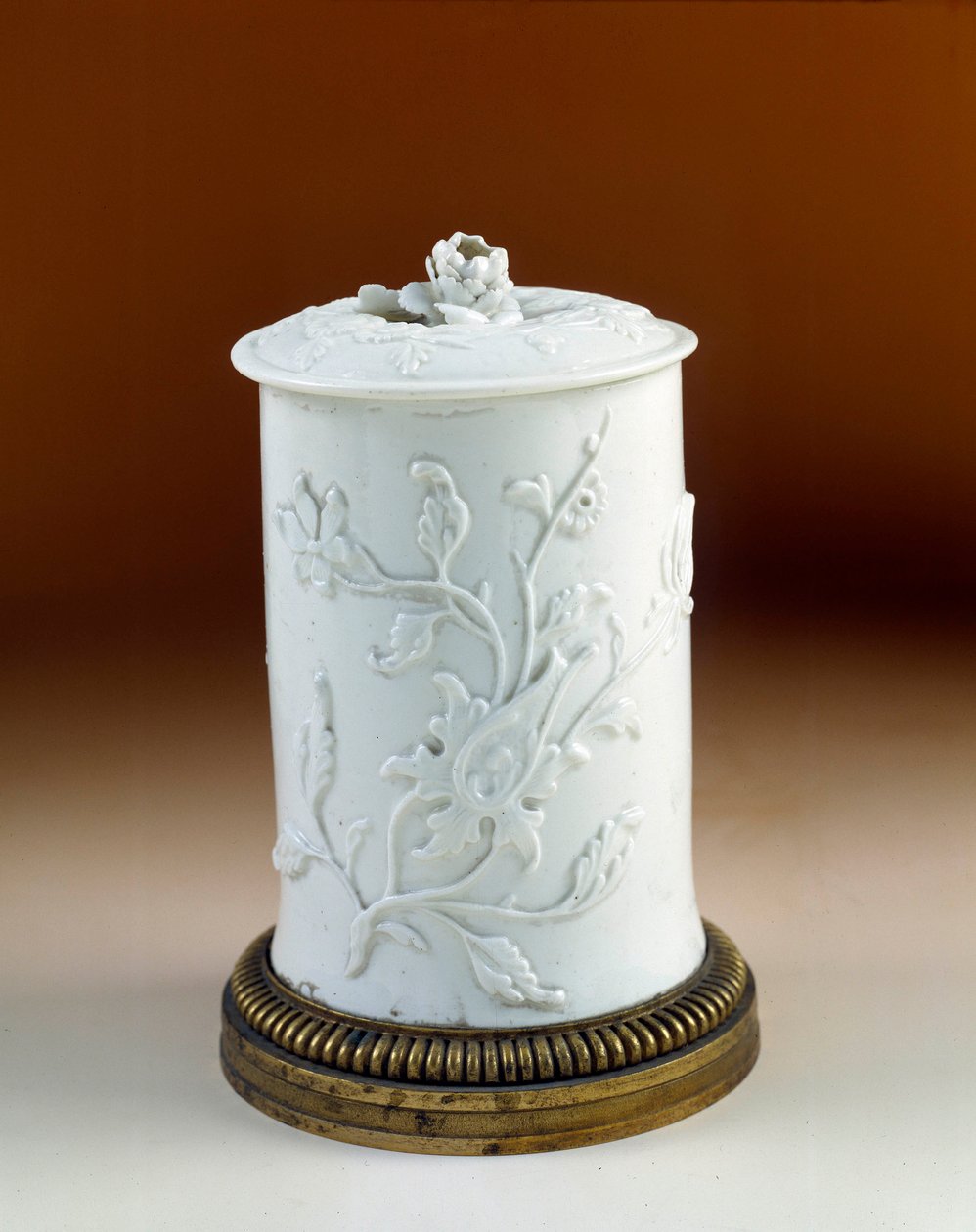 Vaso da tabacco montato in bronzo dorato. Porcellana tenera di Saint Cloud da French School