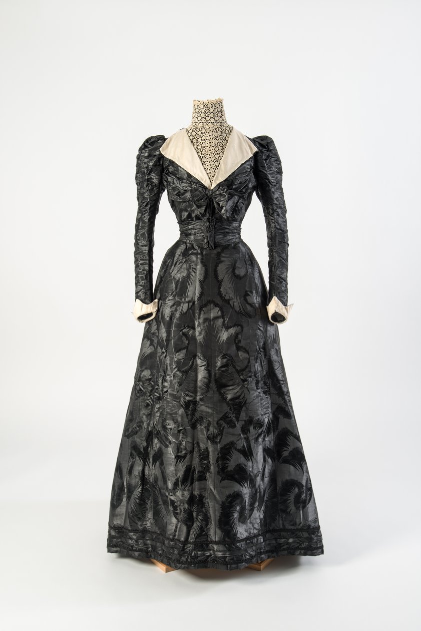 Vestito di seta nera con chemisier di pizzo crema, primi anni 1890 da French School