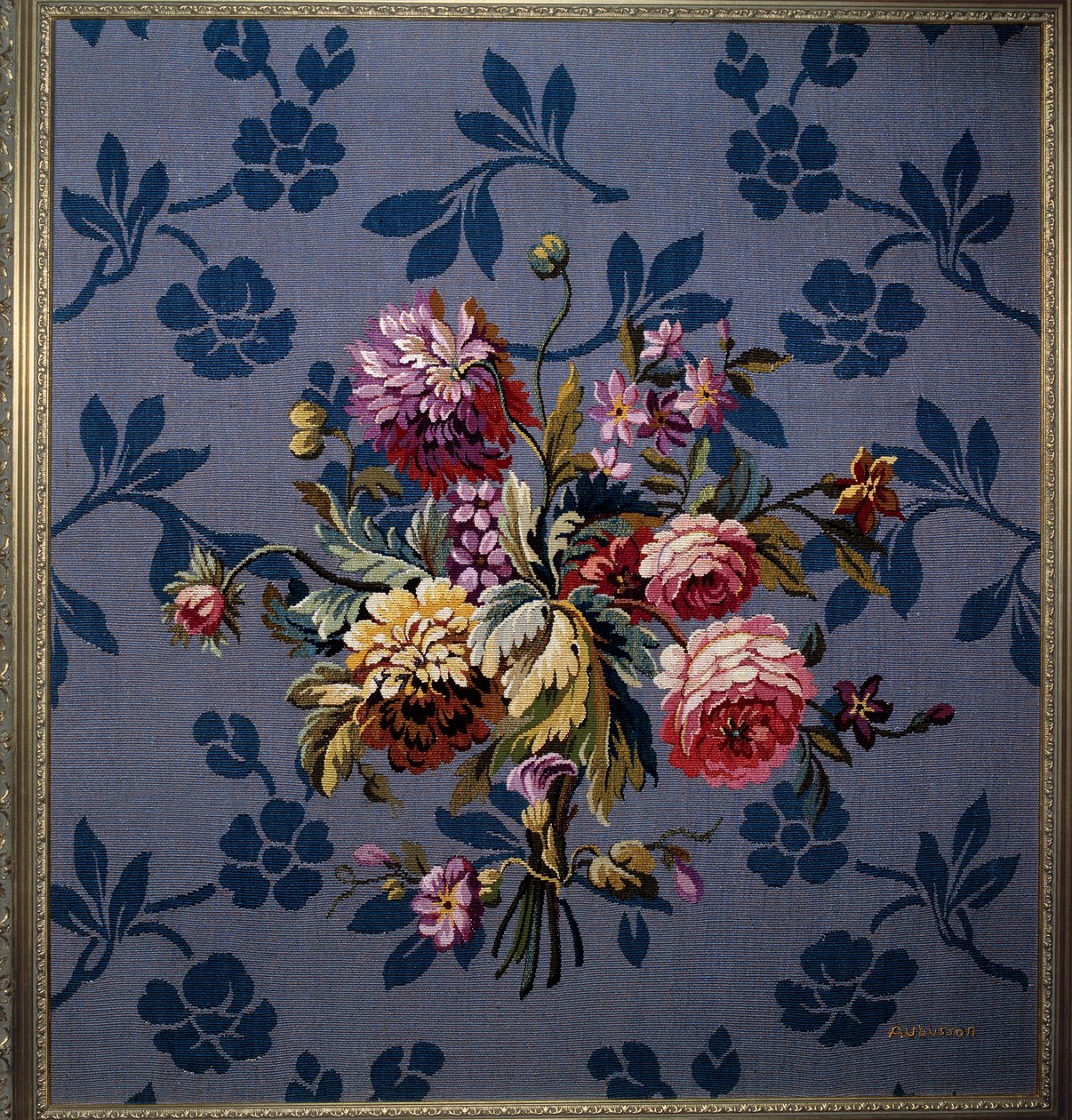 Bouquet di fiori su sfondo blu. Arazzo delle manifatture di Aubusson da French School