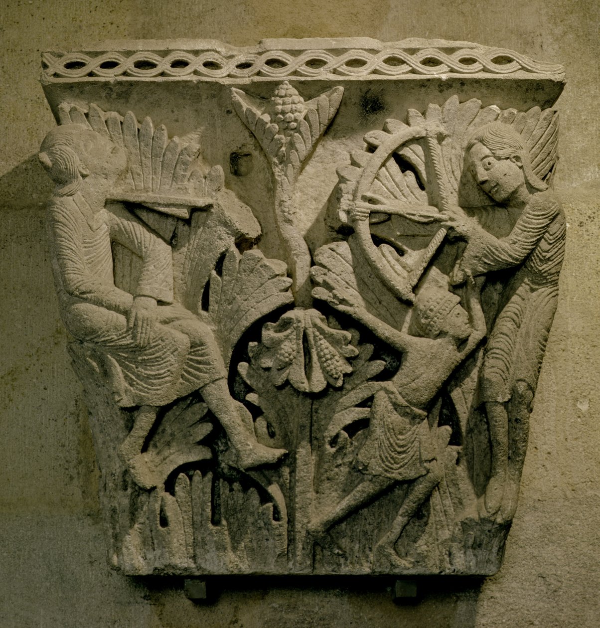 Capitello raffigurante un uomo che scocca una freccia nel collo di un altro, c.1125-30 (pietra calcarea) da French School