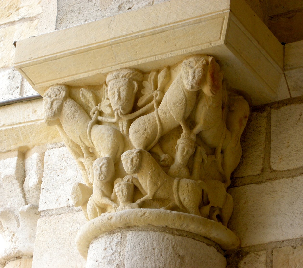 Capitello raffigurante leoni e volti da French School