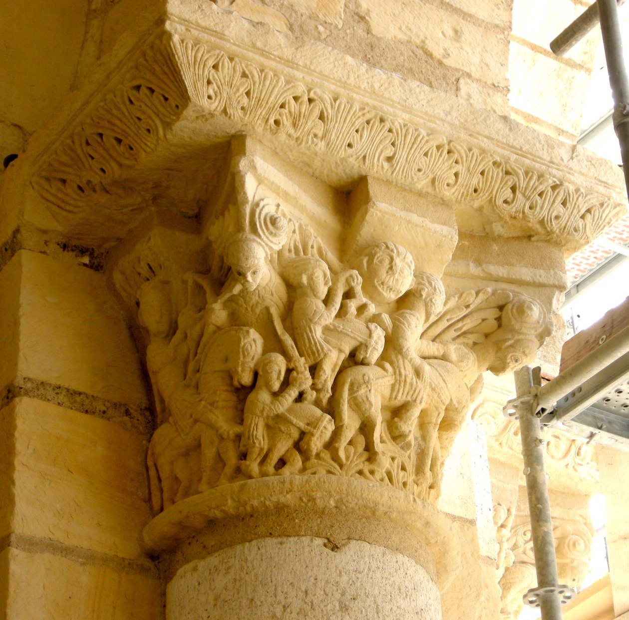 Capitello raffigurante tre cavalieri da French School