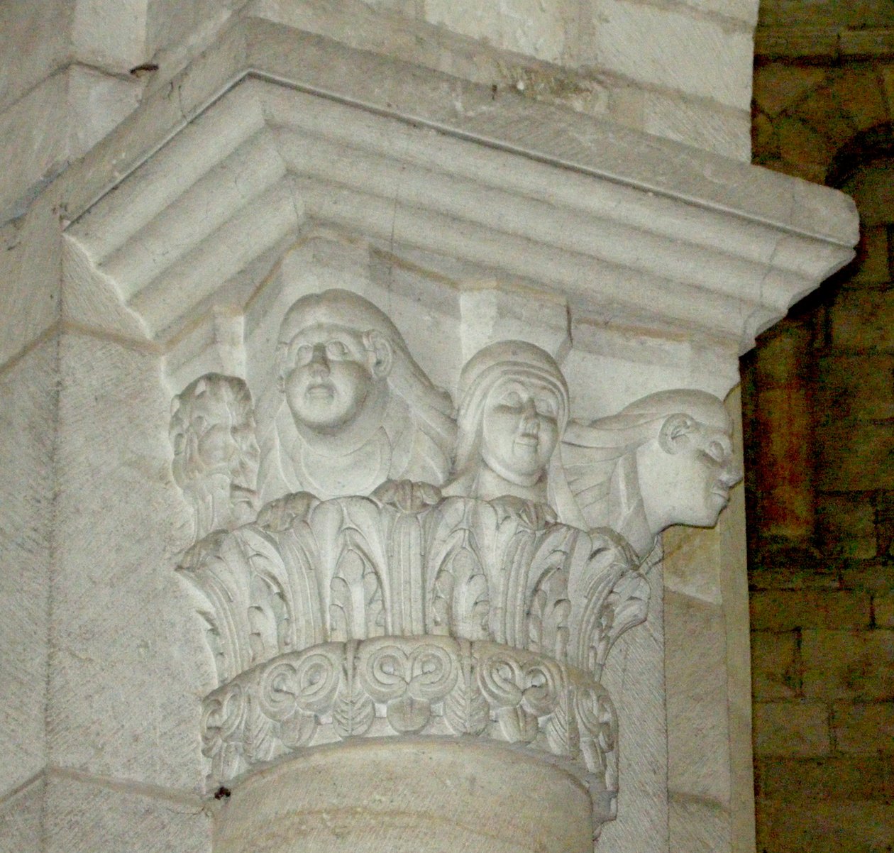 Capitello raffigurante tre donne da French School