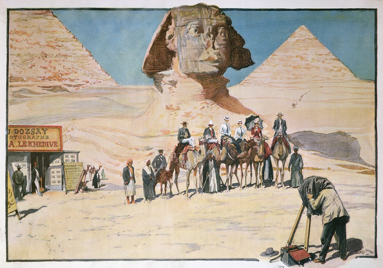 Carovana di turisti fotografati davanti alla Sfinge a Giza da French School