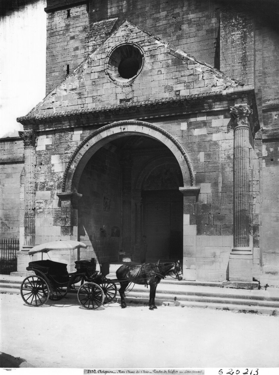 Carrozza in attesa davanti al portico della cattedrale Notre-Dame-des-Doms da French School