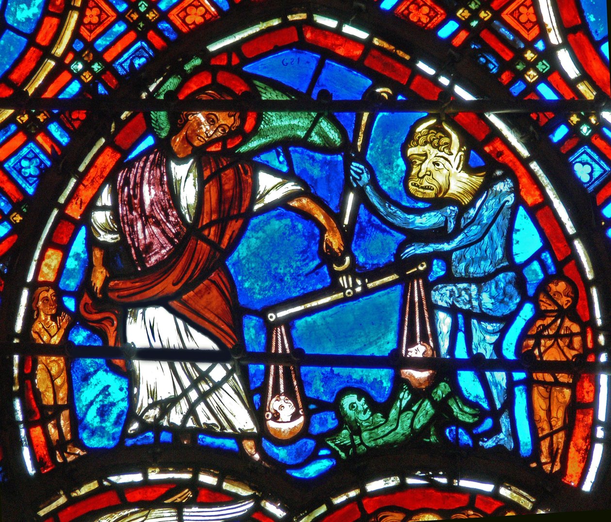 Dettaglio di una finestra raffigurante il Giudizio Universale: San Michele pesa le anime da French School
