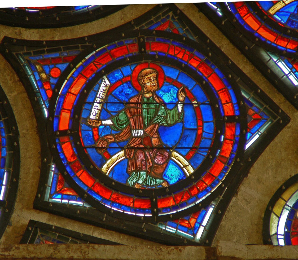 (dettaglio) dalla vetrata rosa orientale: San Pietro da French School