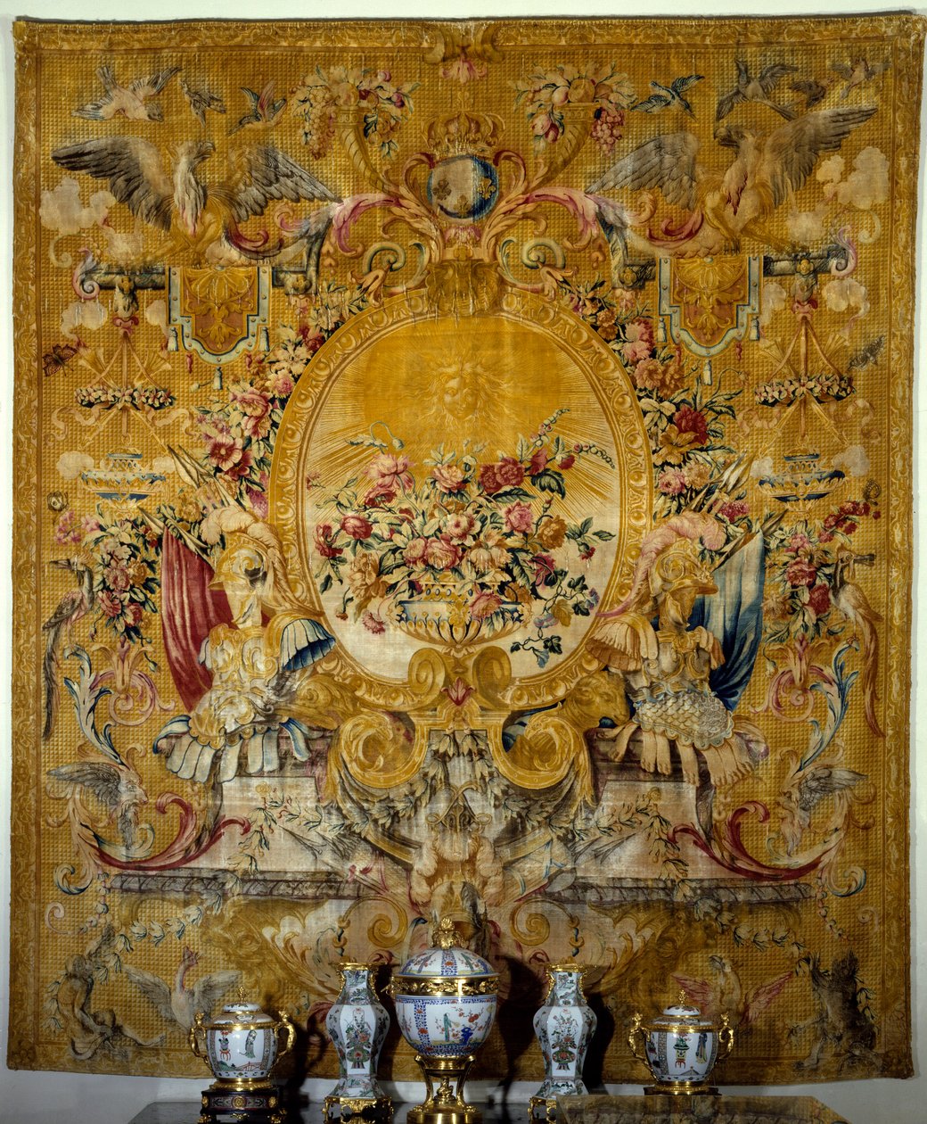 Insegna della porta della gondola del re. Arazzo di seta realizzato nello studio di Louis Dupont su cartone di Jean Lemoyne detto Le Lorrain. Intorno al 1682-1685. Parigi. Museo del Louvre da French School