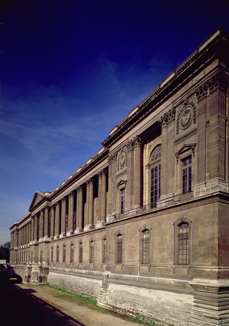 Facciata est, ingresso principale e colonnato progettati da Claude Perrault e altri, iniziati nel 1678, completati da Jacques Germain Soufflot nel 1774 da French School