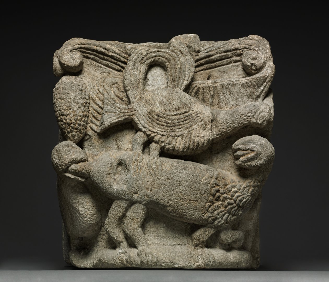 Capitello impegnato con creatura fantastica e tre uccelli, inizio 1100 da French School