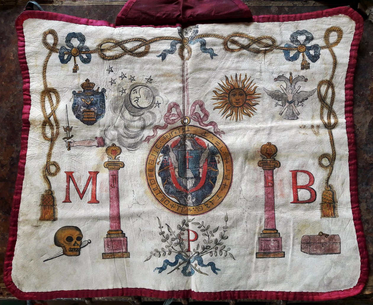 Massoneria: grembiule in pelle di maestro massonico decorato con simboli e emblemi massonici da French School