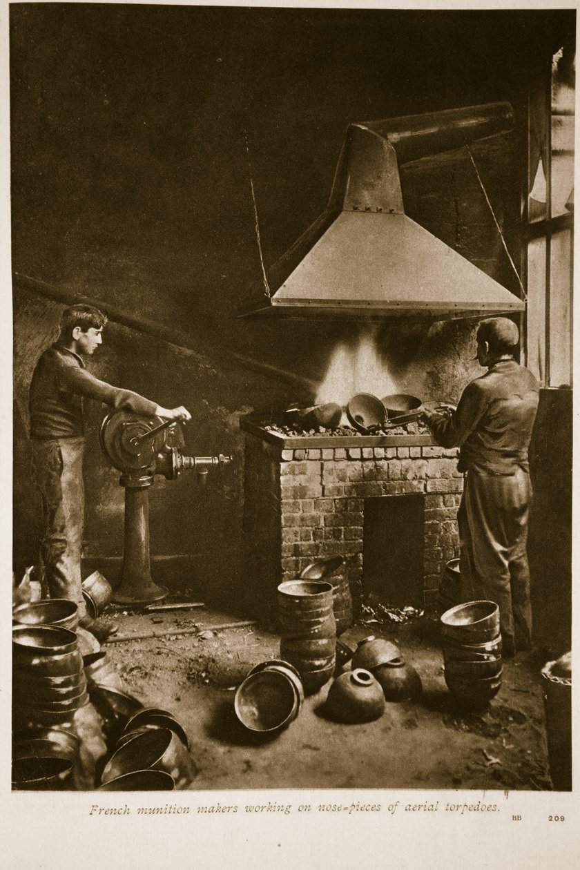 Fabbricanti di munizioni francesi che lavorano su pezzi di naso di siluri aerei, 1914-19 da French School