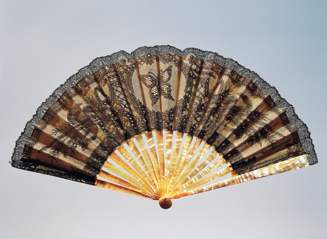 Ventaglio da lutto parziale con farfalla ricamata, foglia di seta trasparente in pizzo Chantilly e costole in madreperla da French School