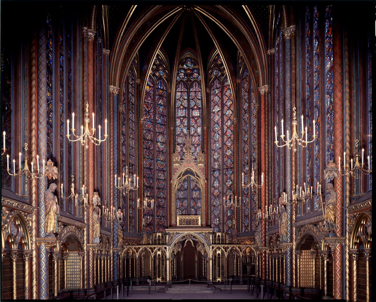 Vista interna della cappella superiore della Sainte-Chapelle (1245 - 1248) a Parigi, Francia da French School