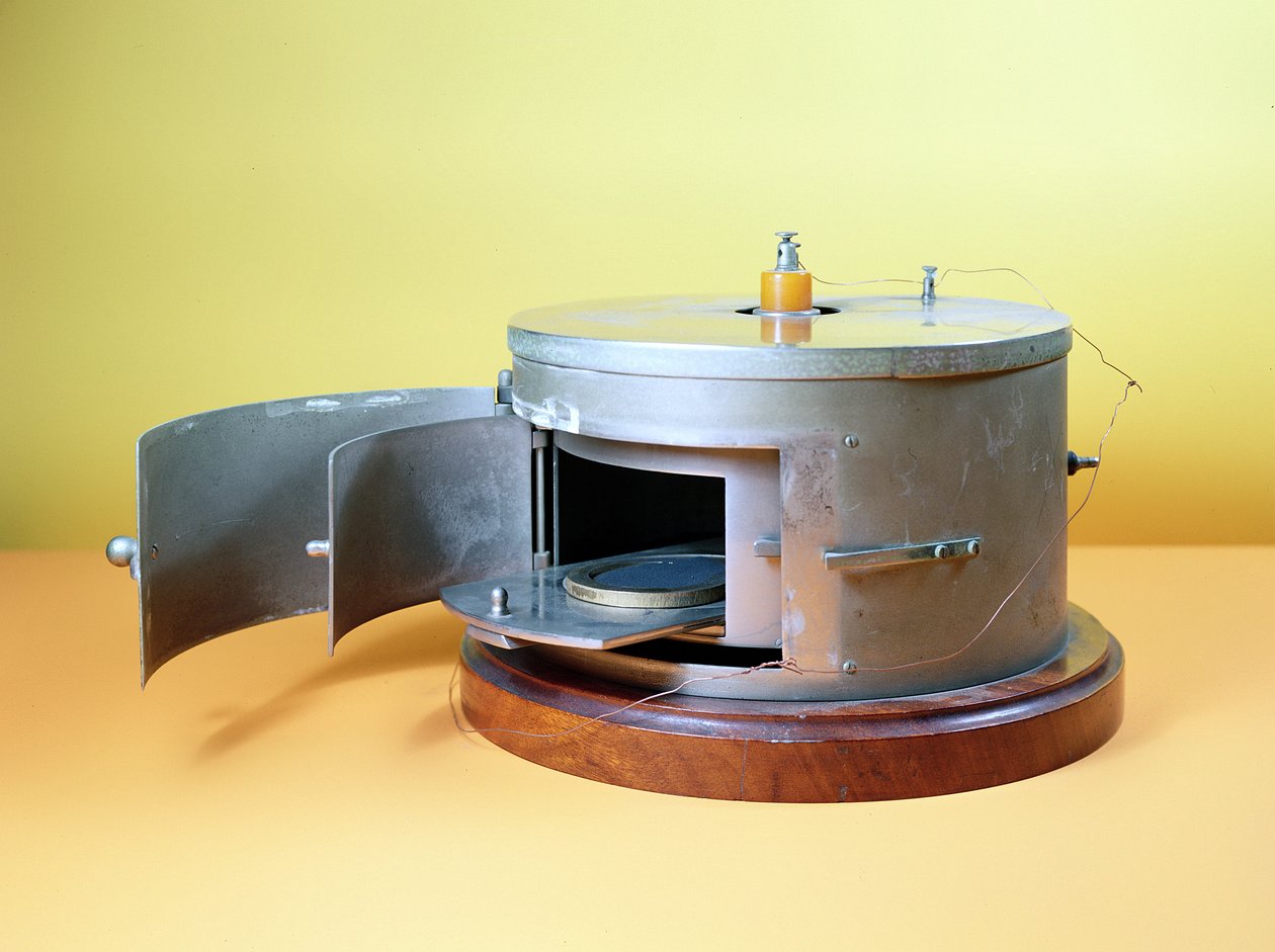 Camera di ionizzazione ideata da Marie Curie (1867-1934) c.1897 da French School