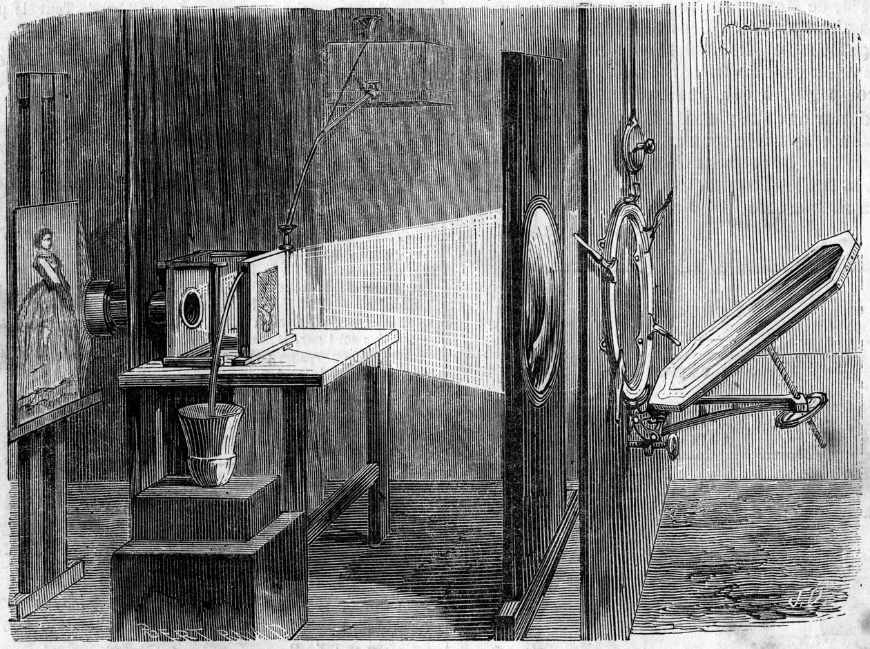 Porta di luce applicata alla fotografia inventata da Edouard Delessert (1828-1898). Lo specchio riflette i raggi del sole e li restituisce a una lente che li riunisce in un fascio per farli convergere su un cliché la cui immagine, riprodotta da una macchin da French School
