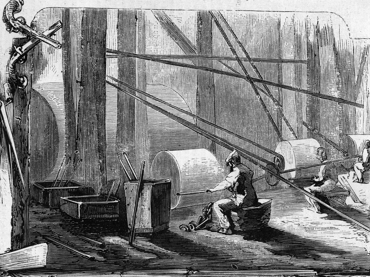 Fabbricazione di fucili: lucidatura dei cilindri di ferro con ruote di pietra. Incisione in "Le Monde Illustré" n.35 del 12 dicembre 1857 da French School