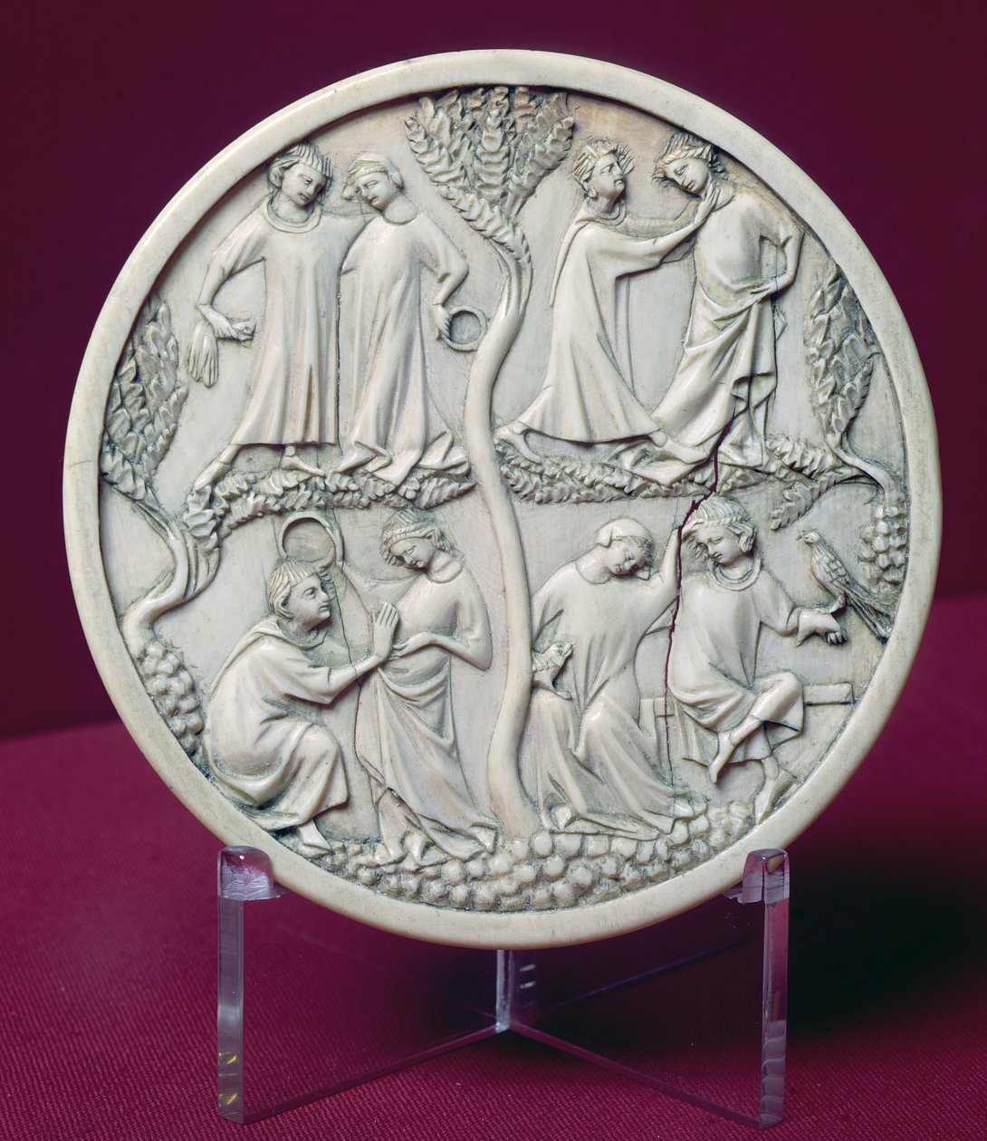 Coperchio di specchio che raffigura scene di corte, c.1320-30 da French School