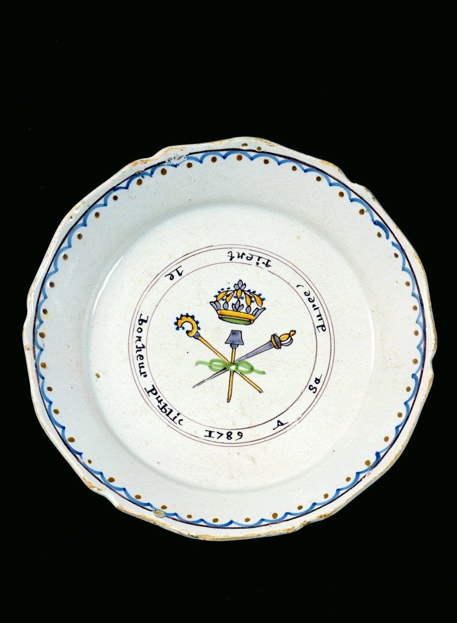 Piatto decorato con i Tre Ordini sotto la corona reale, 1789 da French School