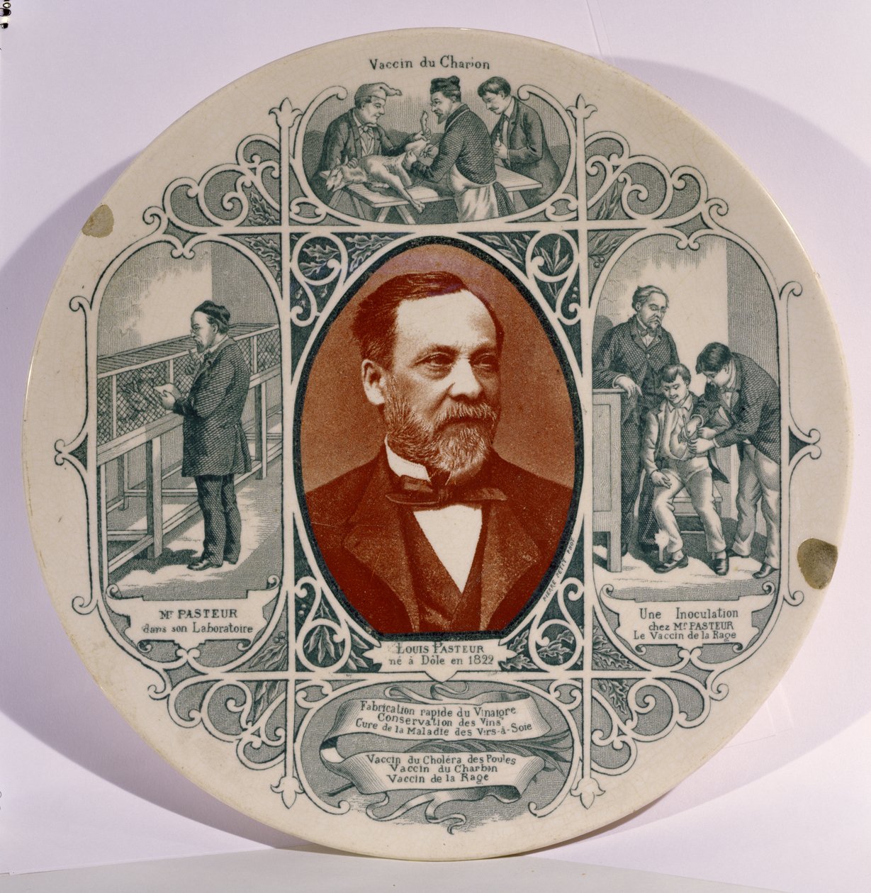 Piatto con una fotografia di Louis Pasteur (1822-95) di Pierre Petit (1832-1909), e scene della sua vita da French School