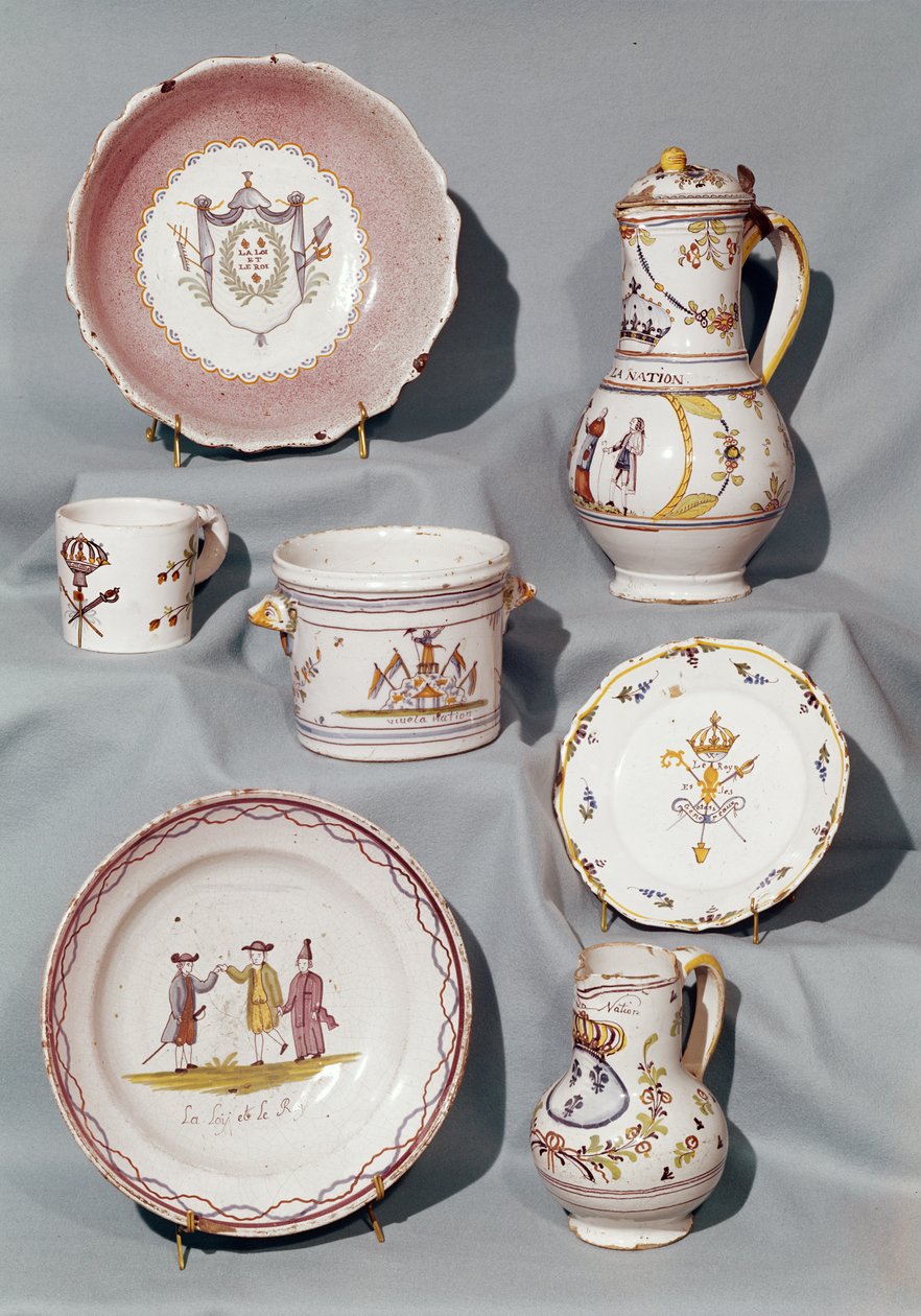 Piatti, piatto, brocche, tazza e écuelle con motivi e slogan del primo periodo monarchico della Rivoluzione Francese, fine XVIII secolo da French School